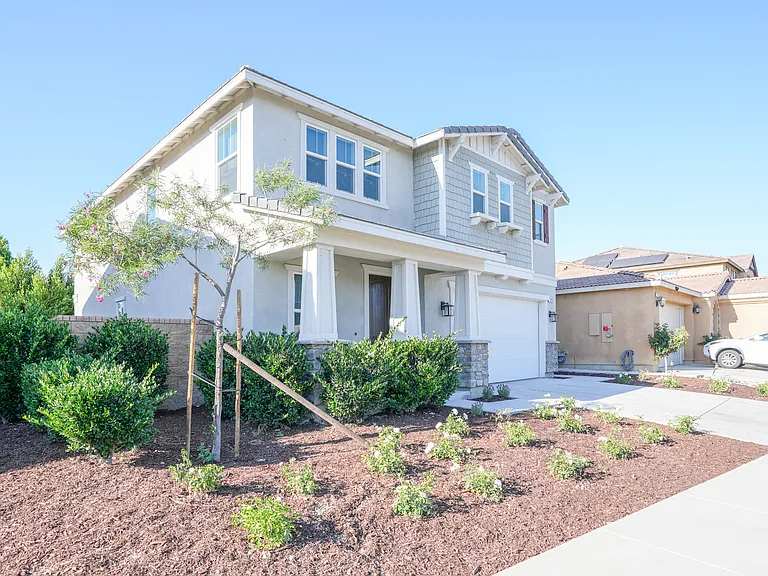 2717 E Murdock Ln — Photo 2