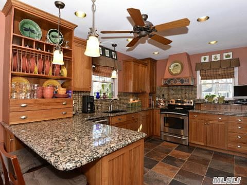 4th image of 26 Menasha Ln