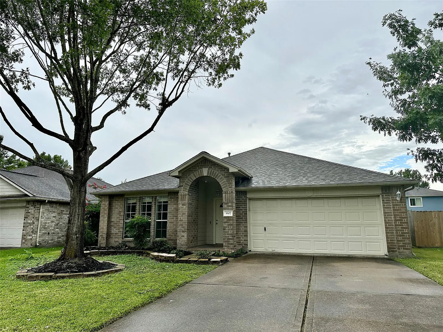 3 bed, 2.0 bath, 1944 sqft, $1,850 — Photo 2