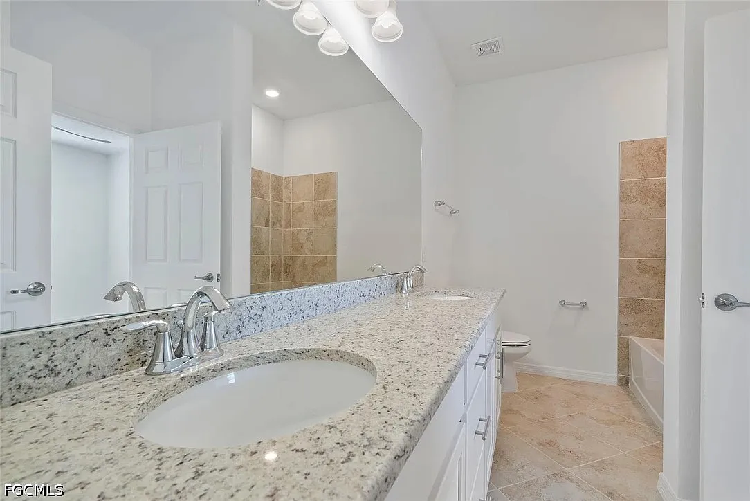 3 bed, 2.0 bath, 1301 sqft, $1,975 — Photo 2