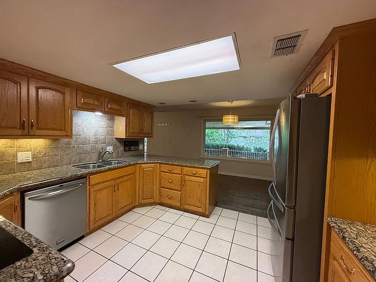 1401 Hillcrest Dr — Photo 8