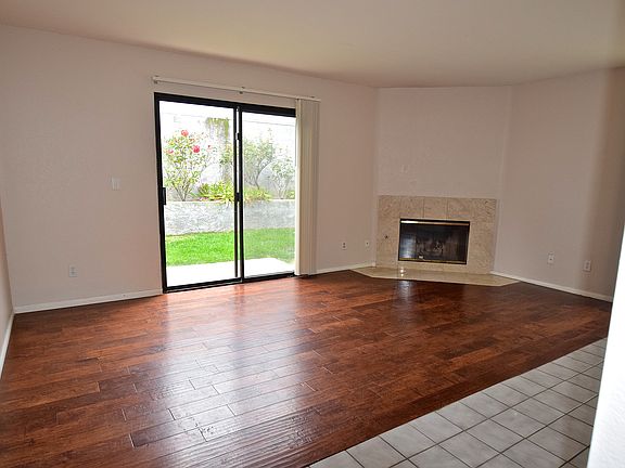 SPACIOUS LIVING ROOM W/FIREPLACE