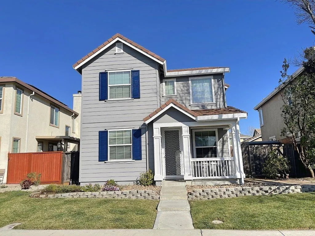 3 bed, 2477 sqft, $3,100 — Photo 1
