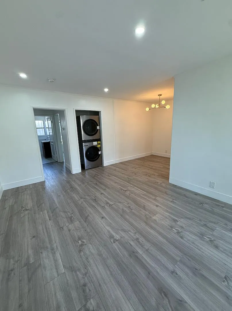 10112 S 8th Ave — Photo 2