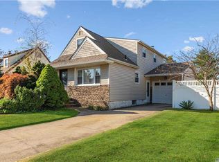 68 Greenlawn Blvd, Valley Stream, NY 11580