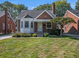 20886 Hunt Club Dr, Harper Woods, MI 48225