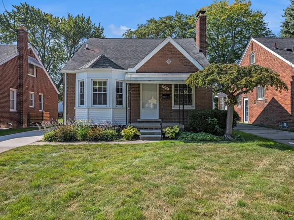 20886 Hunt Club Dr, Harper Woods, MI 48225