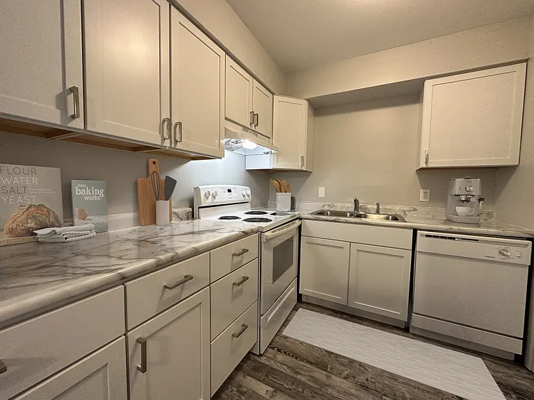The Peak Apartments and Townhomes — Photo 12