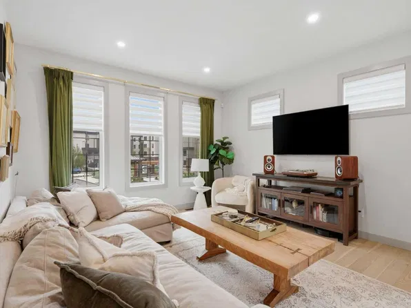 85 Greenbriar Pl NW, Calgary, AB T3B 6J1