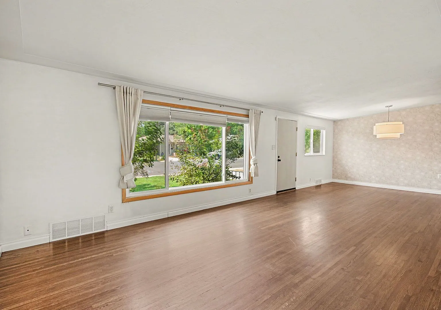 Spacious 3 Bed 2 Bath in the heart of Littleton — Photo 2