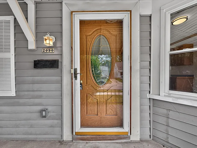 2090 Cicotte Ave — Photo 3