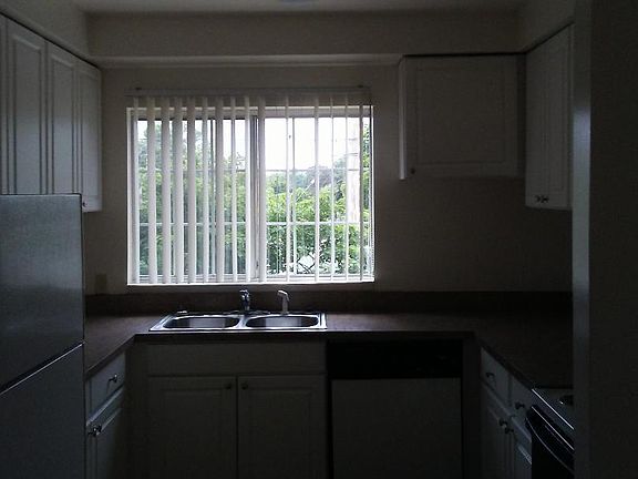 4th image of 928 N Fairview Ave
