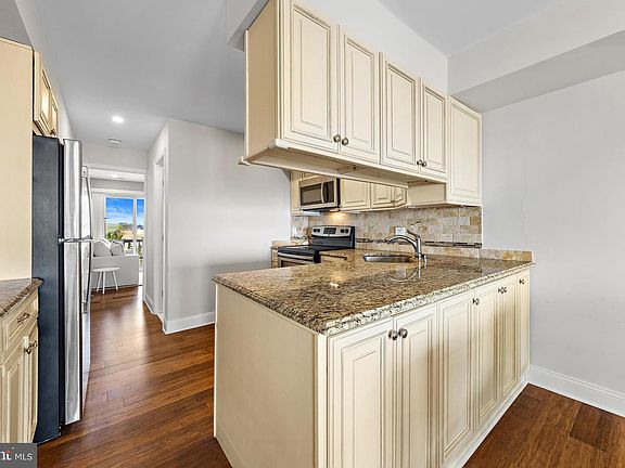 5th image of 401 Bay Shore Dr Unit 2B