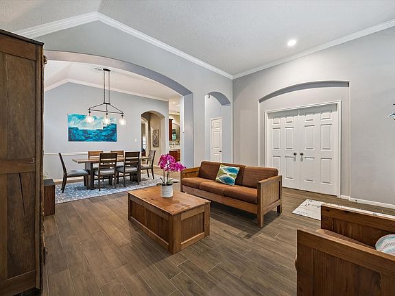 3rd image of 2626 Kenwood Park Ln