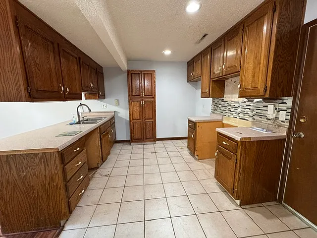 2502 SW 30th St — Photo 9