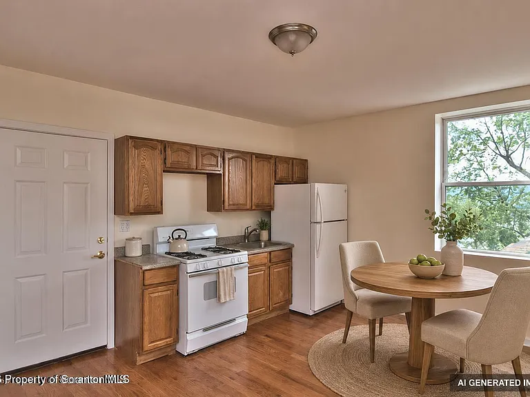533 Quincy Ave — Photo 20