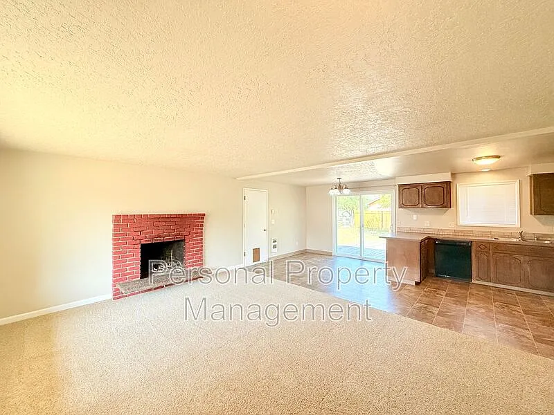 3 bed, 2.0 bath, 984 sqft, $2,395 — Photo 2