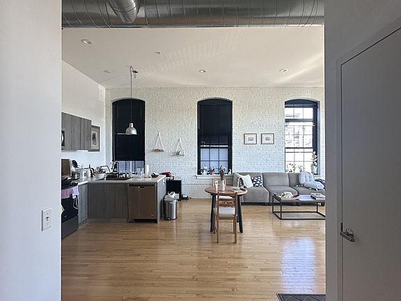 5th image of 36 Cromwell St #213