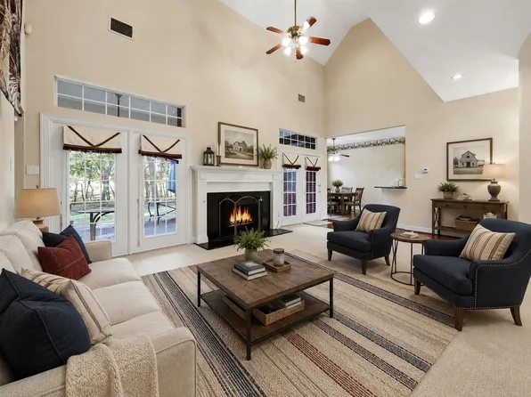 1860 Plum Creek Dr, Midlothian, TX 76065
