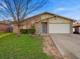 2704 Friarford Rd, Fort Worth, TX 76112