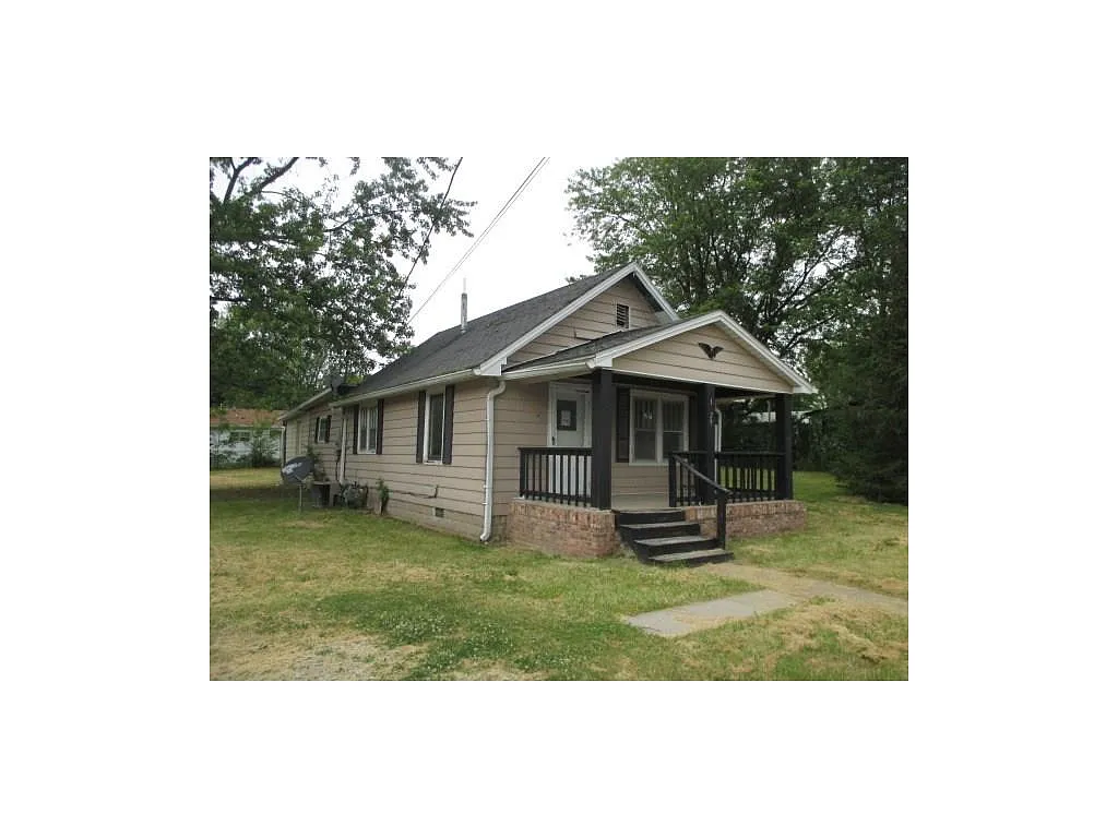 1129 Avenue C St photo 1