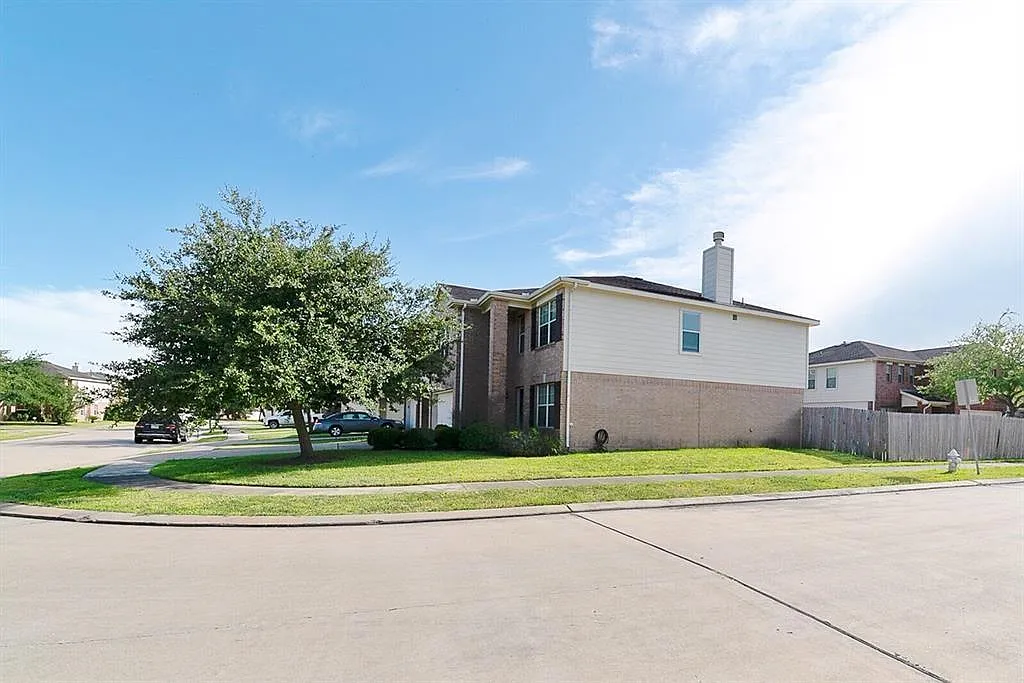 3 bed, 2.5 bath, 2496 sqft, $2,295 — Photo 2