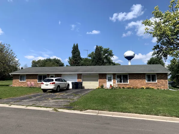 100-102 Hillside Dr, Columbus, WI 53925