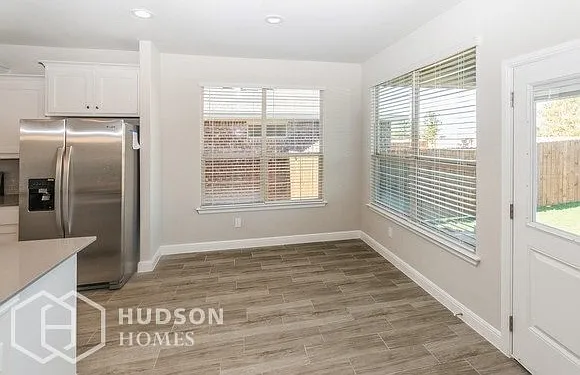 3 bed, 2.0 bath, 1676 sqft, $2,340 — Photo 4