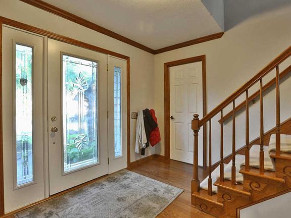 3rd image of 231 Woodedge Cir W
