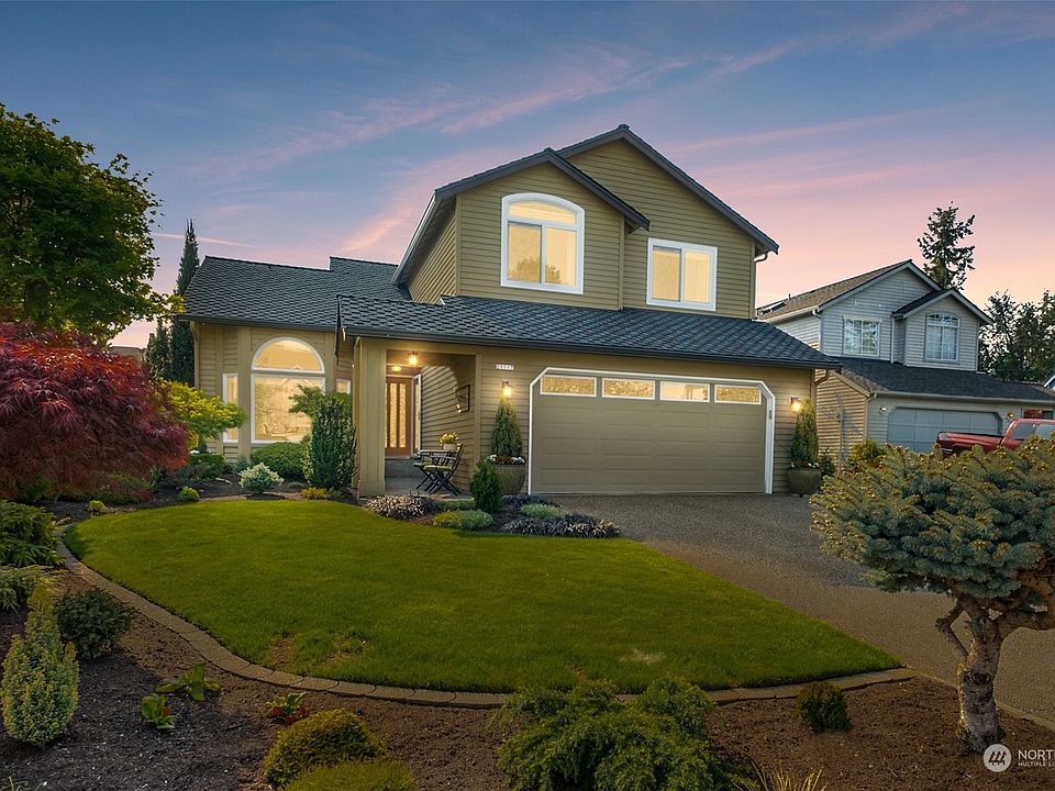 Stunning shy 1,800 sq ft, 3 bed/2.5 ba + loft home in Rosewood Parke. Quiet kid-friendly cul-de-sac lot and community park. Award-winning Tahoma Schools.>