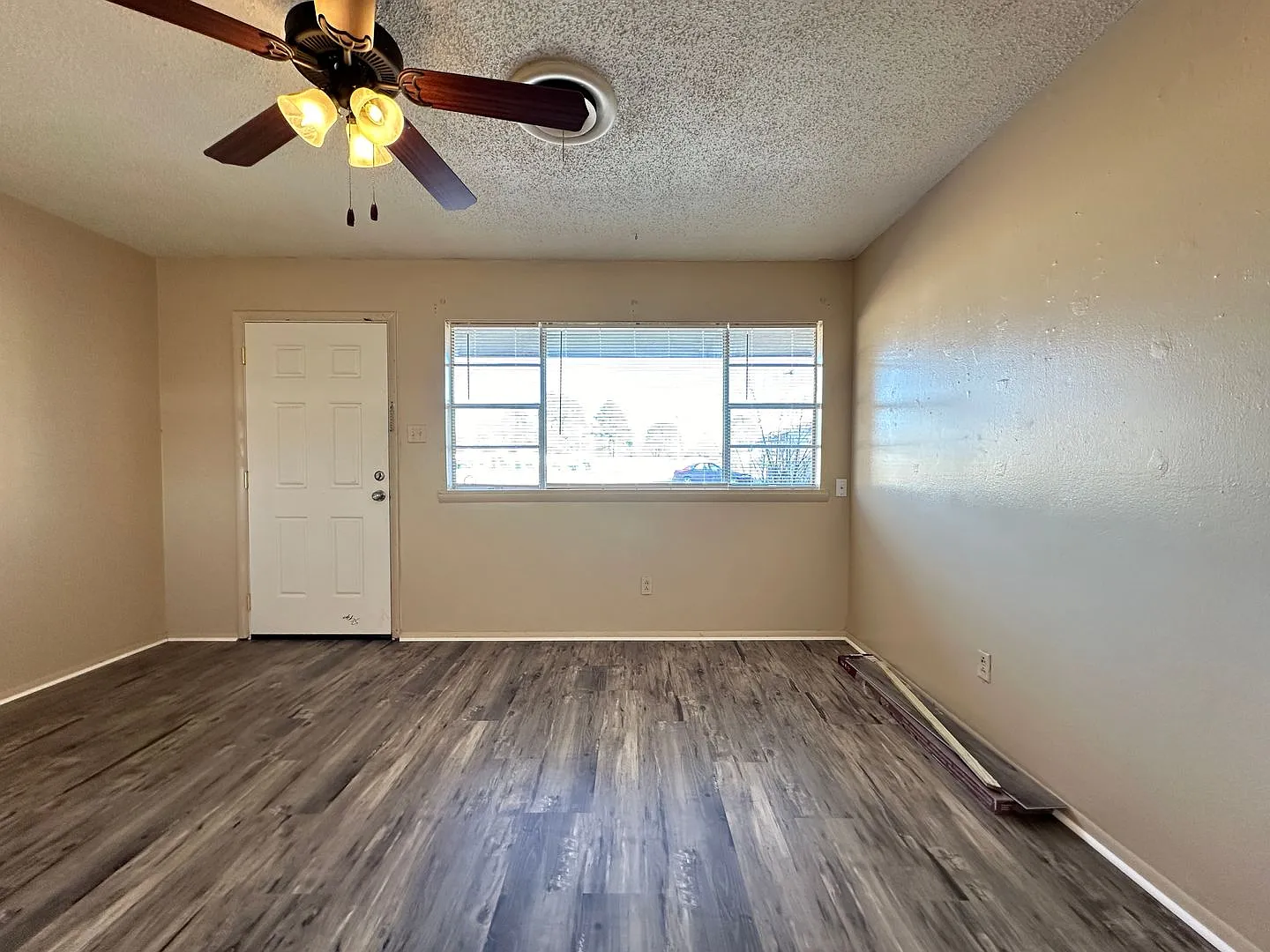 Charming 2 Bedroom, 1 Bathroom Duplex — Photo 3