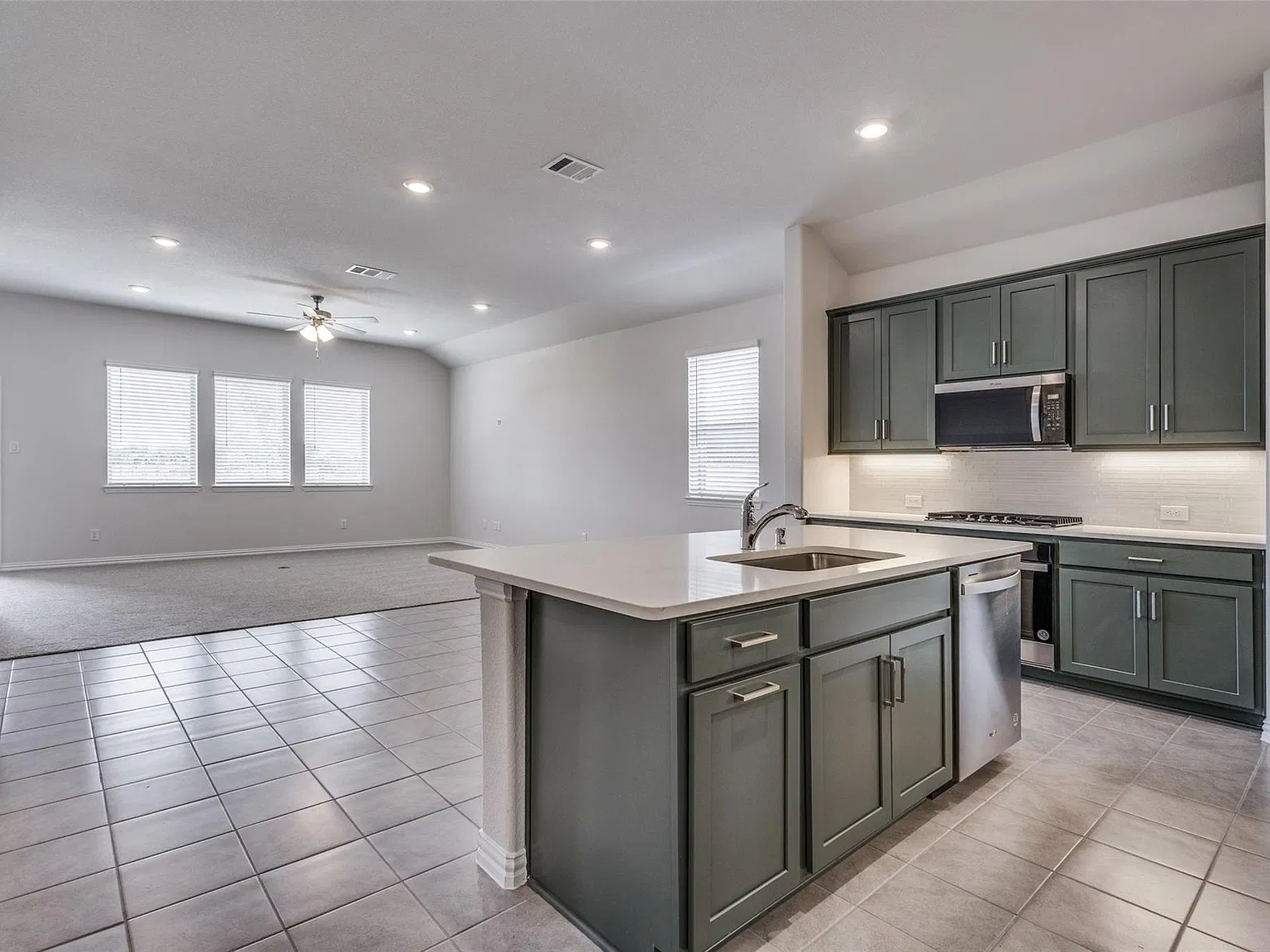 4 bed, 2.5 bath, 2341 sqft, $2,999 — Photo 4