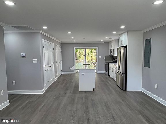 3rd image of 1008 Hilltop Rd
