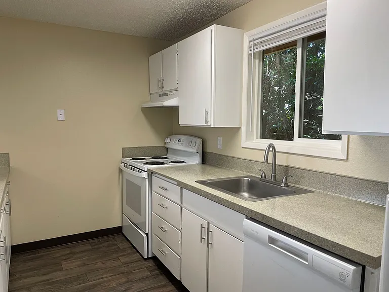 17420 NE Halsey St — Photo 6
