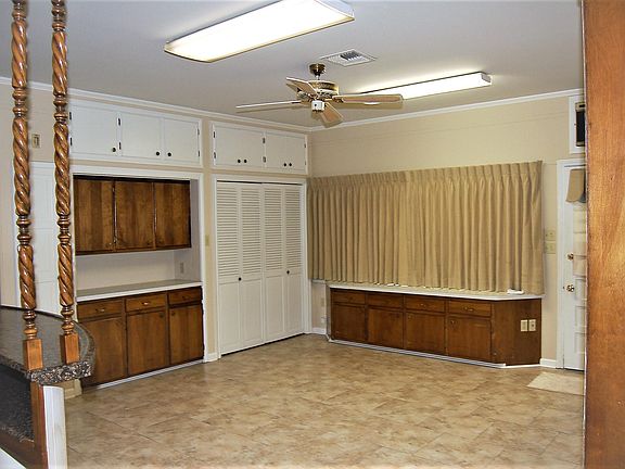 2nd image of 923 N Avenue J