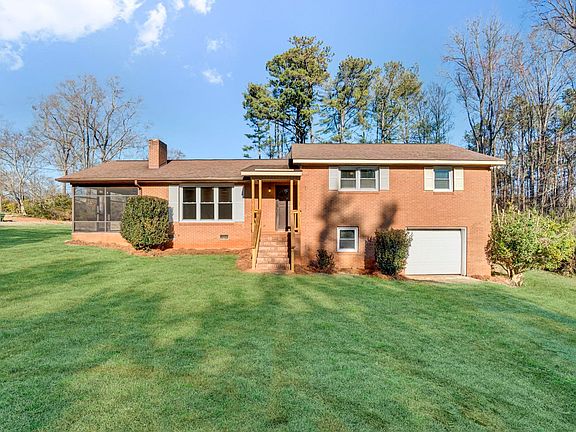 2nd image of 301 Dixon St