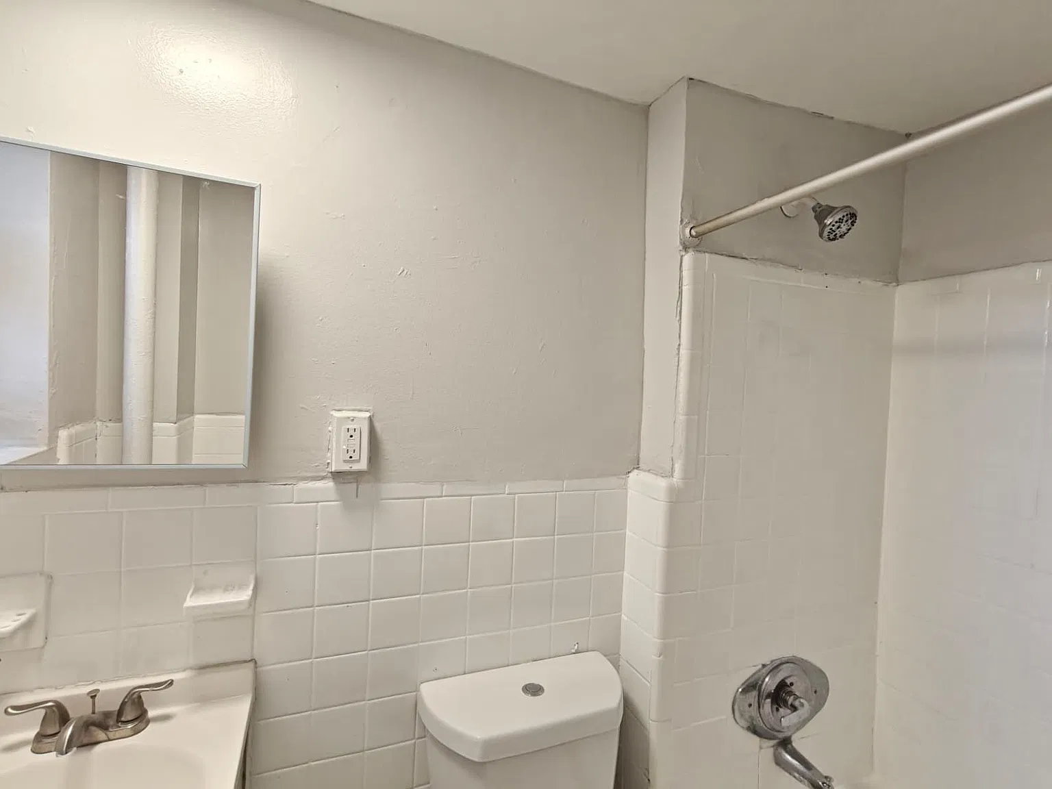 Beautiful Apartment Available Now! — Photo 3