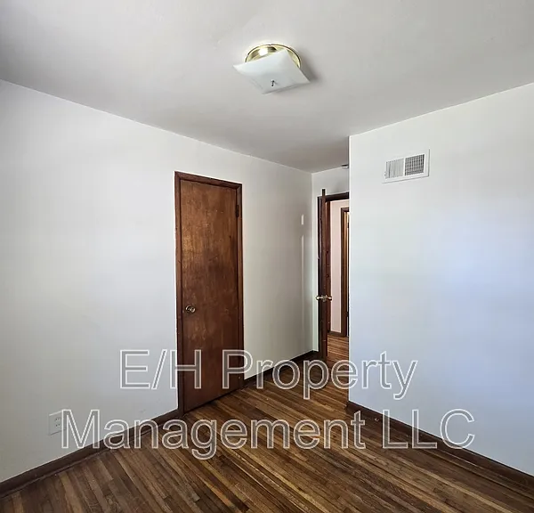 1121 E Luther St — Photo 16