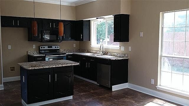 1st image of 2068 Camelot Dr