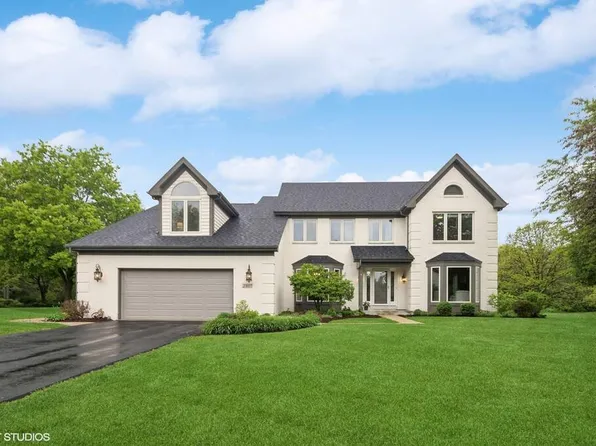 2805 Greenwood Ln, Saint Charles, IL 60175