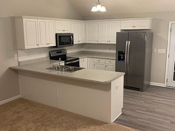 3rd image of 823 Eagle Bluff Ct