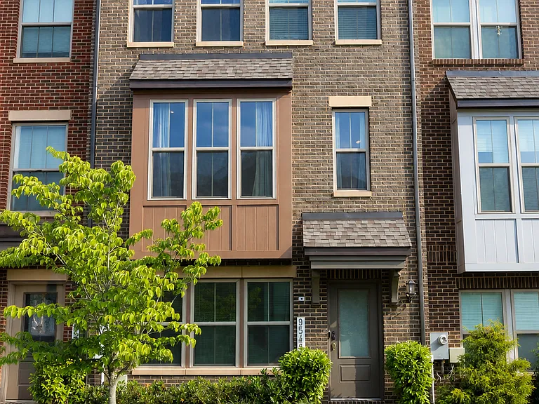 9543 Capital Ln — Photo 1