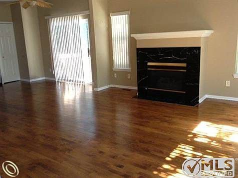 Living room 1.JPG