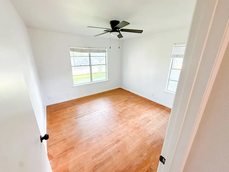208 Bagin St — Photo 3