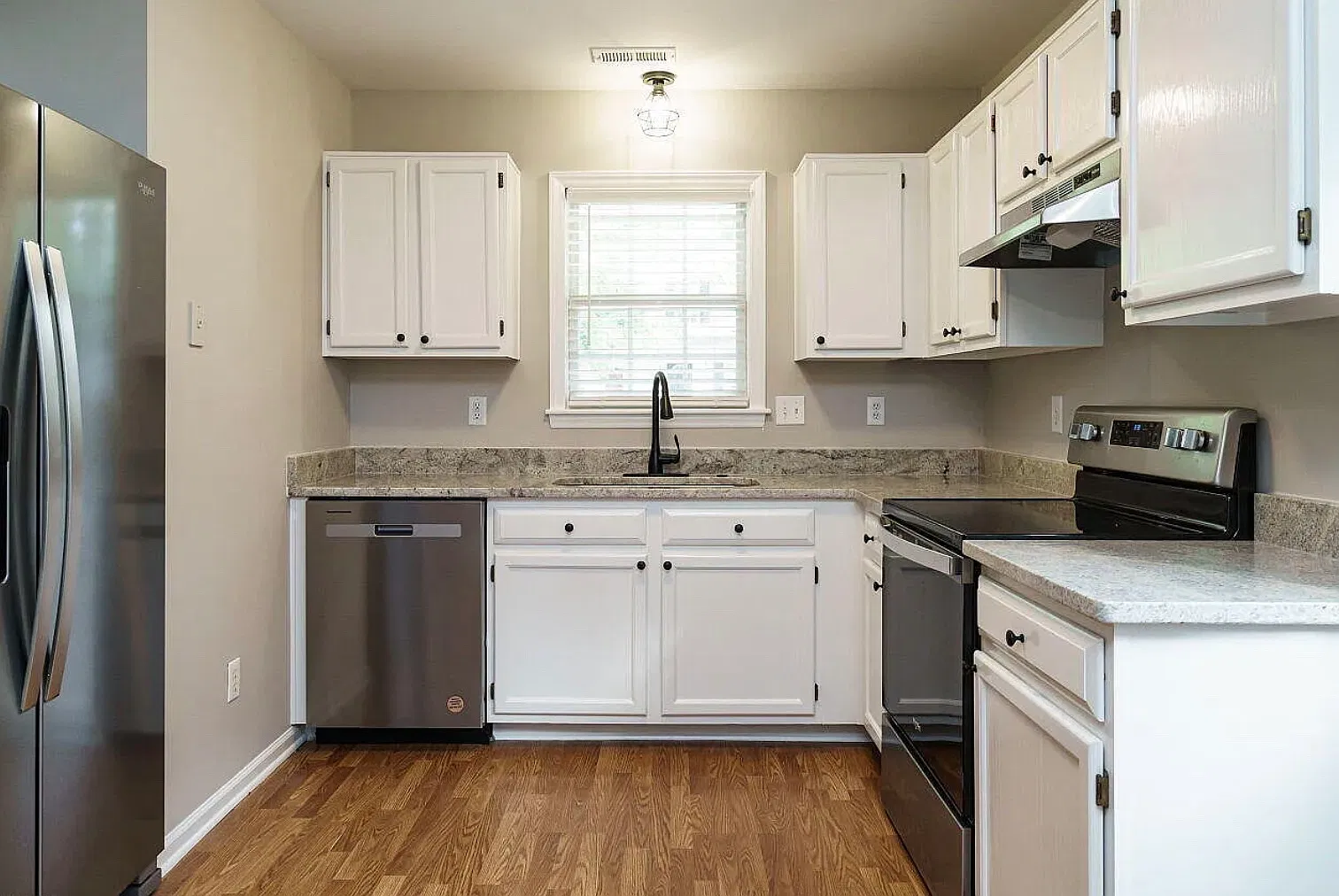 3 bed, 1056 sqft, $1,900 — Photo 2