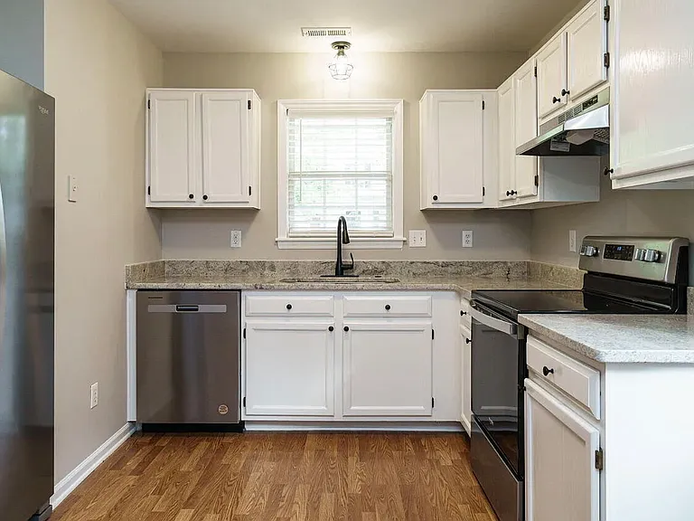 216 Highgate Cir — Photo 2