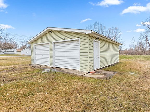 3rd image of 152 Lake Shore Dr