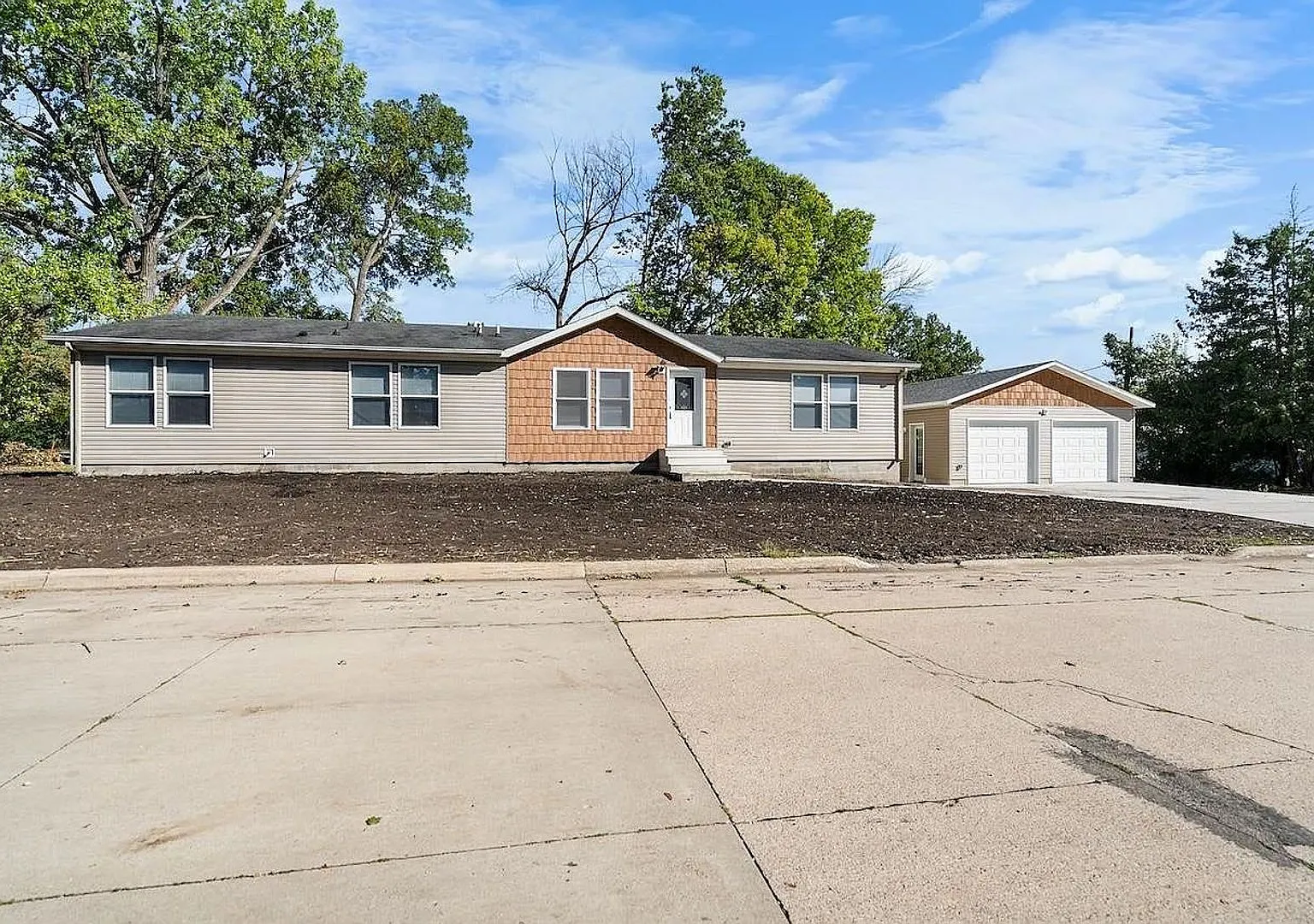 3 Bedroom, 2 Bathroom Home Charles City Iowa — Photo 4
