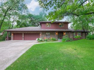 208 Krestwood Dr, Burnsville, MN 55337