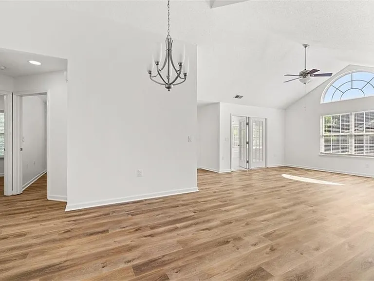 1305 Village Ln — Photo 8